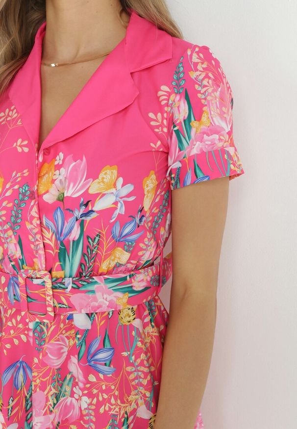 Born2be - Różowa Koszulowa Sukienka w Kwiaty z Paskiem Islaine. Kolor: różowy. Wzór: kwiaty. Typ sukienki: koszulowe. Długość: midi