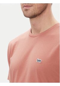 Lee T-Shirt Patch 112364539 Różowy Regular Fit. Kolor: różowy. Materiał: bawełna #4