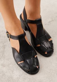 Renee - Czarne Sandały na Słupku Ozdobione Wycięciami Rharlan. Zapięcie: sprzączka. Kolor: czarny. Wzór: aplikacja. Sezon: lato. Obcas: na słupku. Styl: elegancki. Wysokość obcasa: średni #9