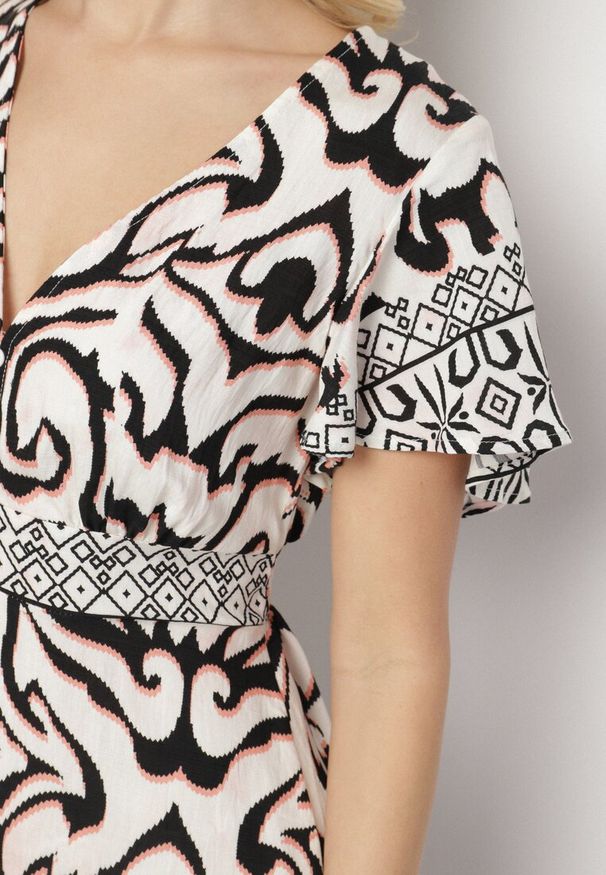 Born2be - Czarna Sukienka o Rozkloszowanym Kroju w Ornamentalny Wzór Tillivene. Okazja: na co dzień. Typ kołnierza: dekolt w kształcie V. Kolor: czarny. Długość rękawa: krótki rękaw. Styl: casual