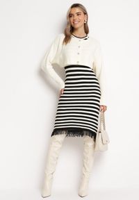 Born2be - Jasnobeżowy 2-Częściowy Komplet Midi Sukienka w Paski z Frędzlami i Krótki Kardigan z Cyrkoniami Emoncja. Kolor: beżowy. Wzór: paski #1