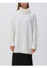 Reserved - Długi sweter z golfem - złamana biel. Typ kołnierza: golf. Materiał: wełna, dzianina. Długość: długie #1