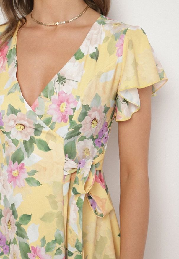 Born2be - Żółta Kwiatowa Sukienka z Kopertowym Dekoltem Atorina. Okazja: na spotkanie biznesowe, do pracy, na co dzień. Typ kołnierza: dekolt kopertowy. Kolor: żółty. Wzór: kwiaty. Typ sukienki: kopertowe. Styl: casual, biznesowy