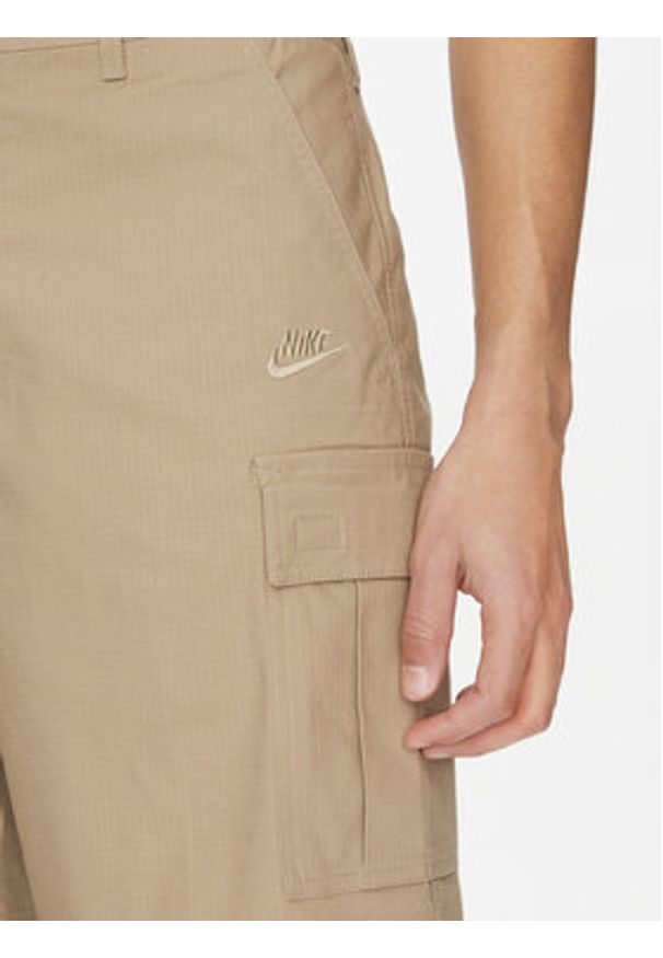 Nike Szorty materiałowe FN3517 Brązowy Standard Fit. Kolor: brązowy. Materiał: bawełna