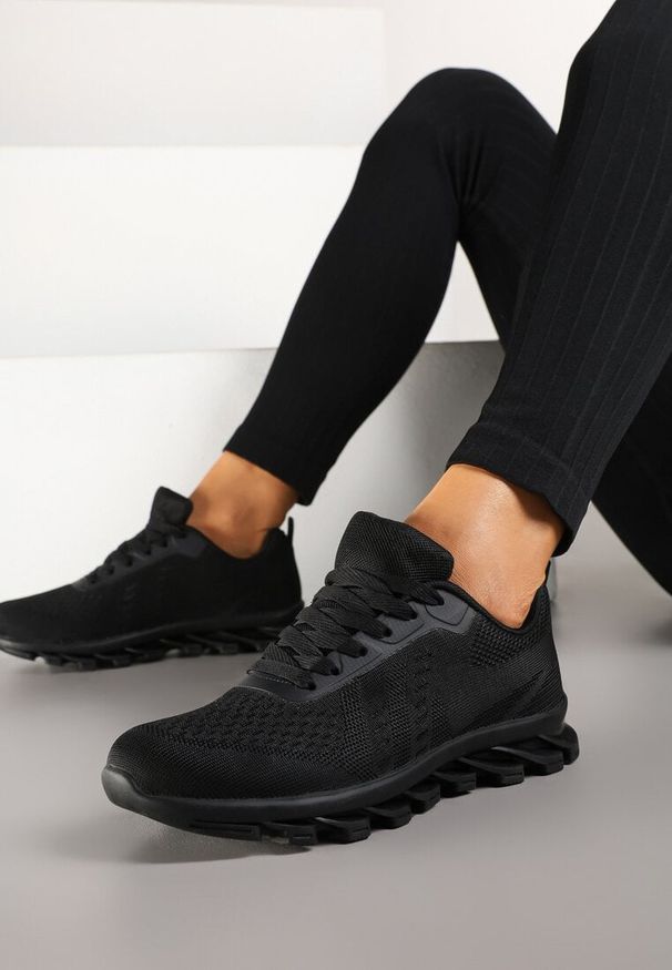 Born2be - Czarne Buty Sportowe Sneakersy z Tłoczoną Podeszwą Leathrose. Okazja: na co dzień. Zapięcie: sznurówki. Kolor: czarny. Materiał: jeans. Sezon: lato, wiosna