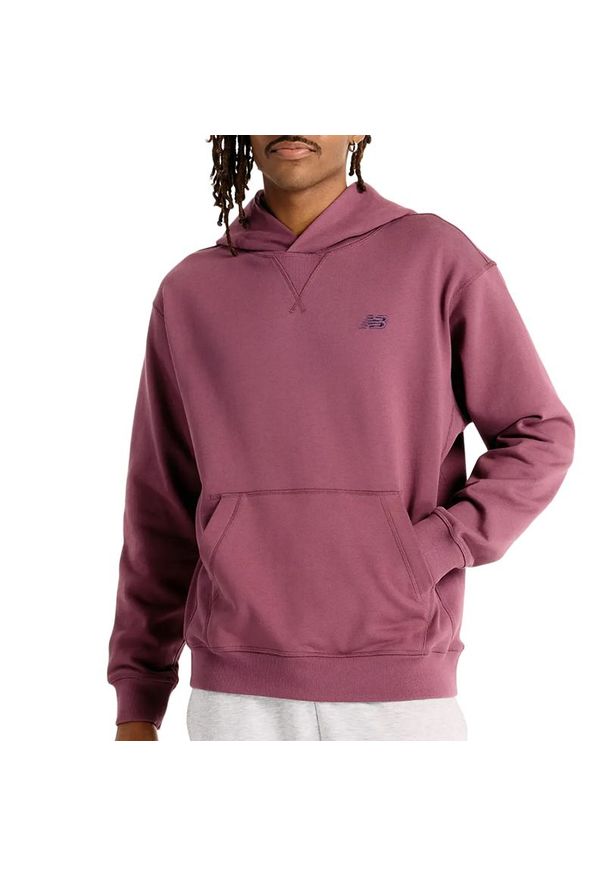 Bluza męska New Balance MT41534FDP - fioletowa. Okazja: na co dzień. Typ kołnierza: kaptur. Kolor: fioletowy. Materiał: prążkowany, bawełna. Styl: casual