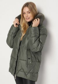 Born2be - Zielona Pikowana Kurtka z Kapturem z Futerkiem Tevea. Okazja: na spacer, do pracy, na spotkanie biznesowe. Typ kołnierza: kaptur. Kolekcja: plus size. Kolor: zielony. Materiał: futro. Styl: elegancki, klasyczny, biznesowy #2