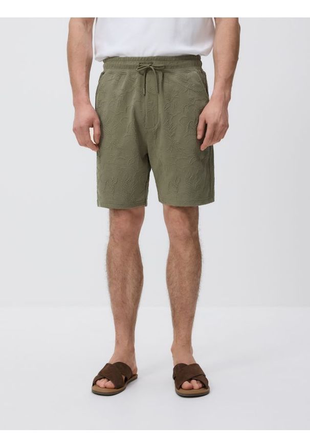 Reserved - Szorty regular z haftem - jasny zielony. Kolor: zielony. Materiał: bawełna, dzianina. Wzór: haft