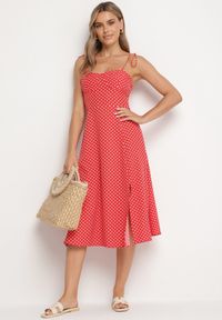 Born2be - Czerwona Sukienka Midi w Kropki na Ramiączkach Ionttis. Kolor: czerwony. Materiał: tkanina. Długość rękawa: na ramiączkach. Wzór: kropki. Długość: midi #1