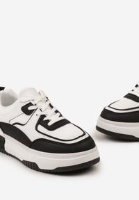 Renee - Czarno-Białe Sznurowane Sneakersy z Imitacji Skóry z Ozdobnymi Paskami i Grubą Podeszwą Miobe. Nosek buta: okrągły. Zapięcie: pasek. Kolor: czarny. Materiał: skóra #3