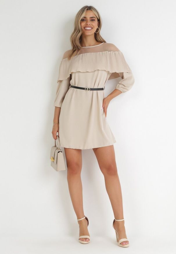 Born2be - Beżowa Sukienka z Plisowaną Falbanką i Cienkim Paskiem Aniva. Kolor: beżowy. Materiał: skóra. Długość: mini