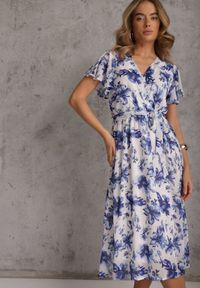Renee - Niebieska Kopertowa Sukienka z Wiązanym Paskiem w Kwiatowy Print z Brokatem Runewea. Okazja: na randkę. Kolor: niebieski. Wzór: nadruk, kwiaty. Typ sukienki: kopertowe. Styl: boho #6