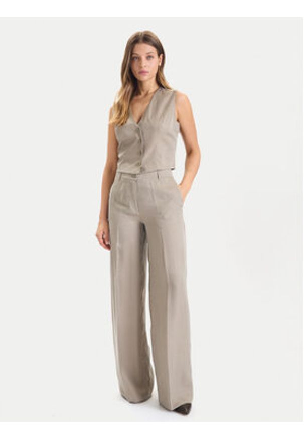 Guess Spodnie materiałowe W5YB02 WH5N2 Beżowy Regular Fit. Kolor: beżowy. Materiał: syntetyk, wiskoza