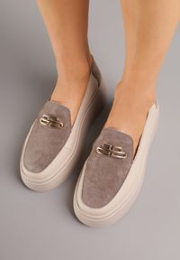 Born2be - Beżowe Skórzane Półbuty na Koturnie i Platformie z Metaliczną Ozdobą Florgise. Okazja: na co dzień. Kolor: beżowy. Materiał: skóra. Wzór: aplikacja. Obcas: na koturnie. Styl: casual #3