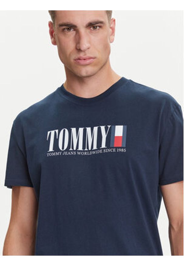 Tommy Jeans T-Shirt Dna Flag DM0DM21941 Granatowy Regular Fit. Kolor: niebieski. Materiał: bawełna