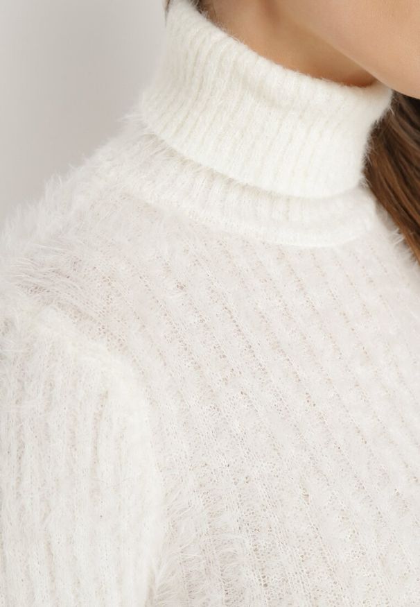 Born2be - Biały Puchaty Golf z Wełną i Długim Rękawem Bullame. Typ kołnierza: golf. Kolor: biały. Materiał: wełna. Długość rękawa: długi rękaw. Długość: długie. Wzór: jednolity