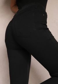 Renee - Czarne Spodnie Skinny Regular Waist Elenoria. Okazja: na co dzień. Kolor: czarny. Styl: casual, klasyczny #5