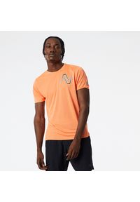 Koszulka New Balance MT21277VO2 – pomarańczowe. Kolor: pomarańczowy. Materiał: poliester, materiał. Sezon: lato. Sport: fitness, bieganie #1