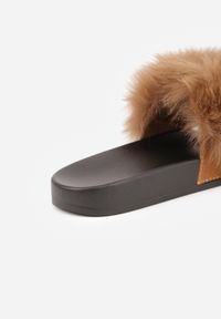 Renee - Brązowe Klapki z Futrem Turtlefeather. Okazja: do domu, na co dzień. Nosek buta: otwarty. Kolor: brązowy. Materiał: futro. Wzór: aplikacja. Styl: street, casual #9