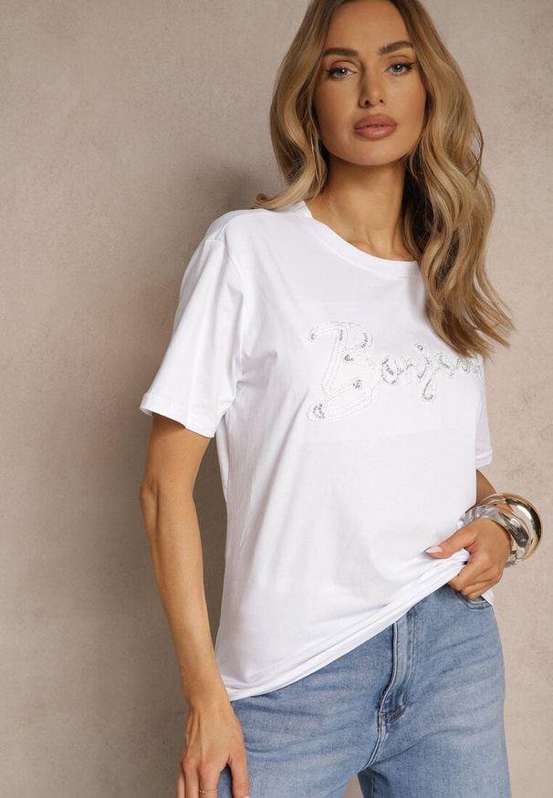 Renee - Biały Bawełniany T-shirt Zdobiony Haftowanym Napisem z Cekinami Ulionis. Kolor: biały. Materiał: bawełna. Wzór: napisy, aplikacja, haft. Styl: klasyczny, elegancki