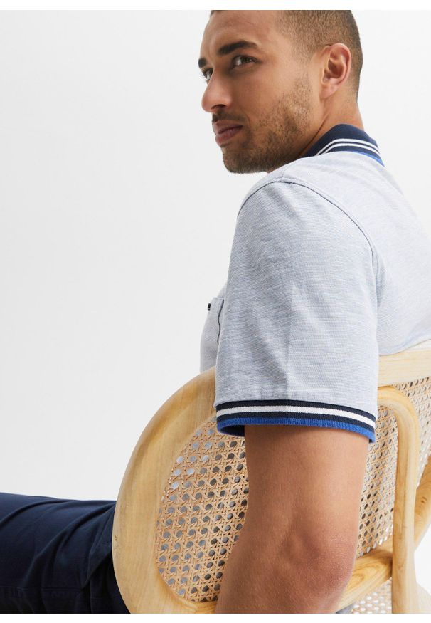 bonprix - Koszulka polo z czystej bawełny. Typ kołnierza: polo. Kolor: niebieski. Materiał: bawełna. Długość rękawa: krótki rękaw. Długość: krótkie