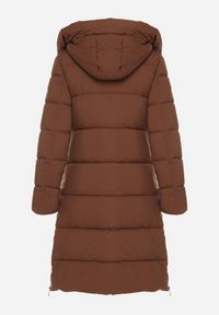 Born2be - Brązowa Pikowana Kurtka z Odpinanym Kapturem Ozdobiona Suwakami Zairens. Okazja: na co dzień, na spacer. Kolor: brązowy. Materiał: jeans, dzianina. Wzór: aplikacja. Styl: casual #7