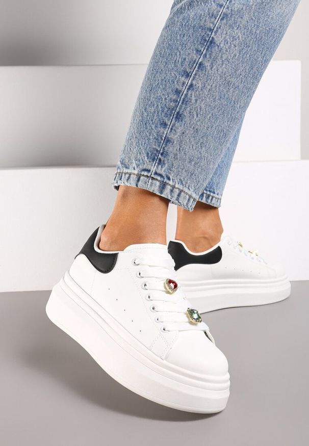 Born2be - Czarne Sneakersy na Grubej Podeszwie Ozdobione Metalicznymi Aplikacjami Nevelina. Okazja: na co dzień. Nosek buta: okrągły. Zapięcie: sznurówki. Kolor: czarny. Wzór: aplikacja. Obcas: na obcasie. Wysokość obcasa: niski