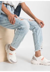 bonprix - Dżinsy Mom high waist z ozdobnymi przetarciami. Stan: podwyższony. Kolor: niebieski #2