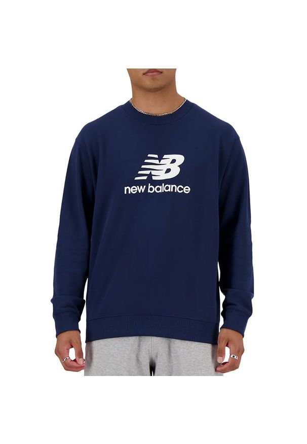 Bluza New Balance MT41500NNY - granatowa. Okazja: na co dzień. Typ kołnierza: bez kaptura. Kolor: niebieski. Materiał: bawełna, poliester. Wzór: napisy. Styl: klasyczny, elegancki, sportowy, casual