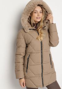 Born2be - Brązowa Taliowana Kurtka z Pikowanymi Przeszyciami i Kapturem z Futrem Avileria. Okazja: na co dzień, na spacer. Kolekcja: plus size. Kolor: brązowy. Materiał: futro. Styl: casual