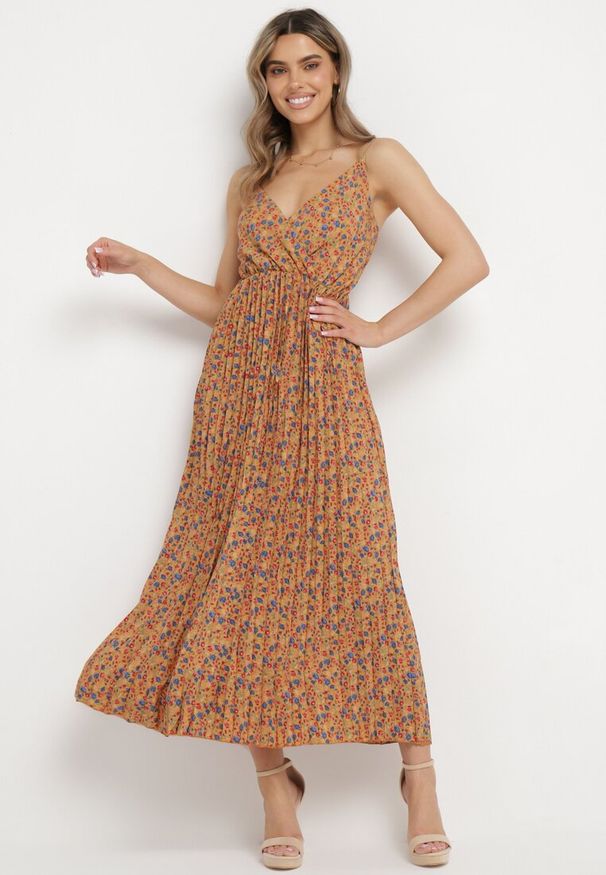 Born2be - Żółta Kwiatowa Sukienka na Ramiączkach z Plisowaną Spódnicą i Kopertową Górą Pyralia. Okazja: na co dzień. Typ kołnierza: dekolt w kształcie V, dekolt kopertowy. Kolor: żółty. Długość rękawa: na ramiączkach. Wzór: kwiaty. Typ sukienki: kopertowe. Styl: elegancki, casual, wizytowy