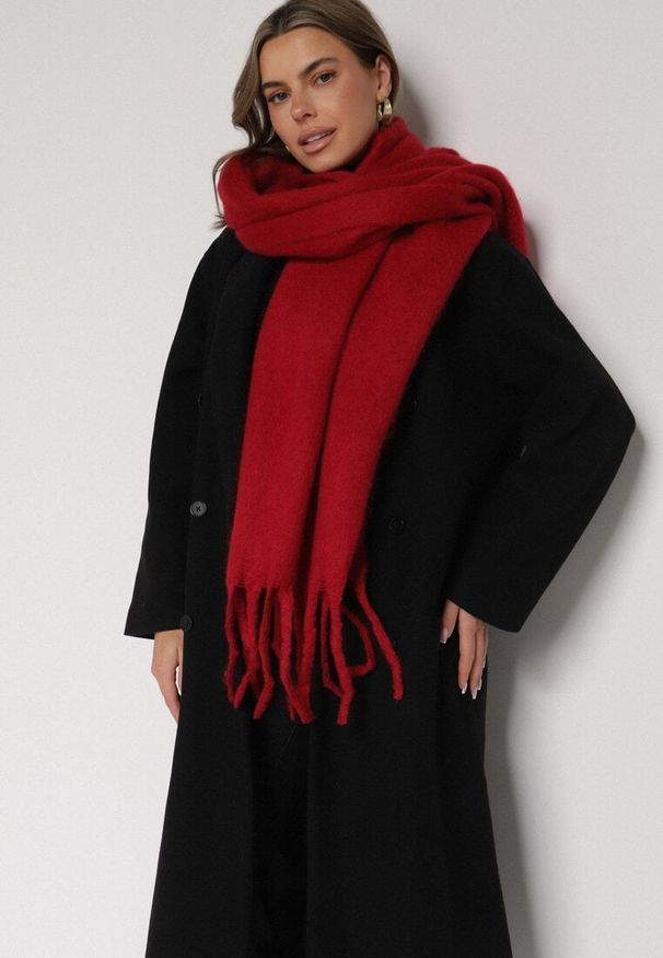 Born2be - Bordowy Szalik z Ozdobnymi Frędzlami Esariana. Okazja: na co dzień. Kolor: czerwony. Wzór: aplikacja. Styl: klasyczny, casual