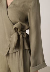 Born2be - Zielona Kopertowa Bluzka z Wiskozy Ozdobiona Wiązaniem Velanitte. Okazja: na co dzień. Kolor: zielony. Materiał: wiskoza. Wzór: aplikacja. Styl: wizytowy, casual, elegancki #6