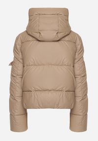 Born2be - Ciemnobeżowa Prosta Kurtka Pikowana z Kapturem i Kieszeniami Mirilda. Okazja: na co dzień. Typ kołnierza: kaptur. Kolor: beżowy. Materiał: jeans, tkanina. Długość rękawa: długi rękaw. Długość: długie. Sezon: zima. Styl: elegancki, casual #5