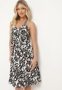 Born2be - Czarno-Biała Rozkloszowana Sukienka na Ramiączkach Wiązana na Szyi z Dekoltem w Serek Beviana. Okazja: na co dzień. Typ kołnierza: dekolt w serek. Kolor: czarny. Materiał: skóra, bawełna, materiał. Długość rękawa: na ramiączkach. Styl: klasyczny, casual, elegancki #1