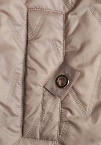 Born2be - Brązowa Pikowana Kurtka Przejściowa Parka z Kapturem o Długim Kroju z Ozdobą Isaline. Okazja: na co dzień. Typ kołnierza: kaptur. Kolor: brązowy. Materiał: poliester, dresówka. Długość: długie. Wzór: aplikacja. Styl: casual, klasyczny #6