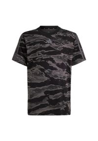 Adidas - Koszulka Seasonal Essentials Camo Kids. Kolor: wielokolorowy, szary, czarny, brązowy. Materiał: materiał