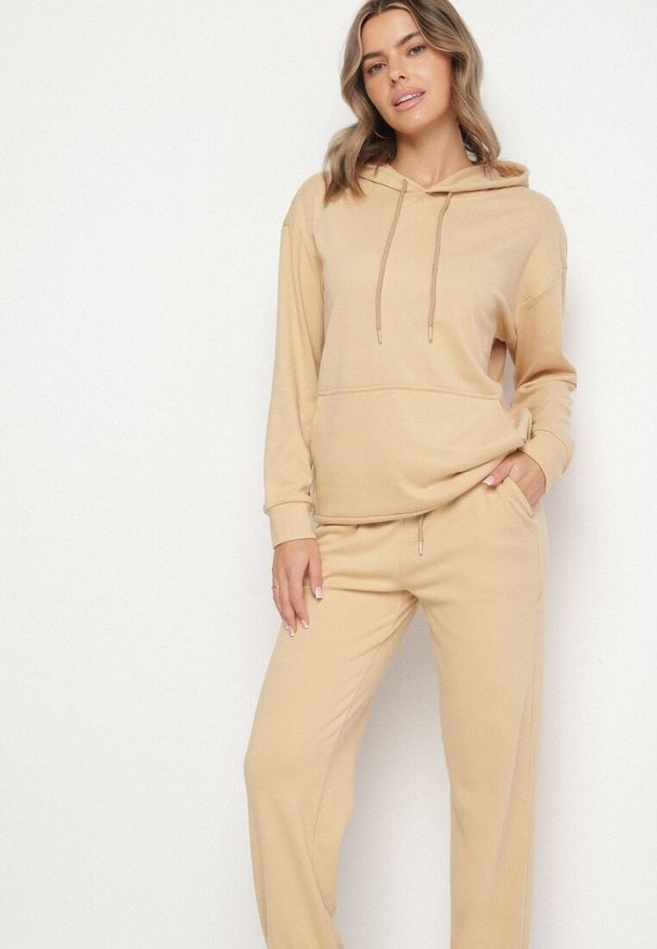 Born2be - Ciemnobeżowy Komplet Dresowy Bluza z Kapturem i Kangurową Kieszenią i Spodnie Liriela. Kolor: beżowy. Materiał: dresówka