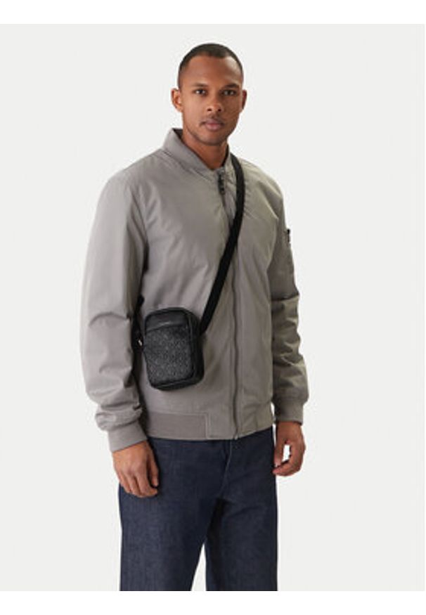 Calvin Klein Saszetka Emblem Aop Emboss Slim Reporter LV04D3228G Czarny. Kolor: czarny. Materiał: skóra