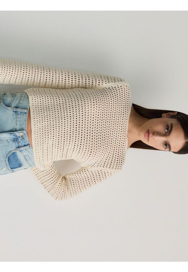 Reserved - Ażurowy sweter - kremowy. Kolor: kremowy. Materiał: bawełna, dzianina. Wzór: ażurowy