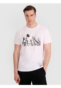 4f - 4F T-shirt regular z nadrukiem siatkarskim męski - biały S. Okazja: na co dzień, do domu. Kolor: biały. Materiał: bawełna, jersey, materiał. Wzór: nadruk. Styl: sportowy, klasyczny, casual