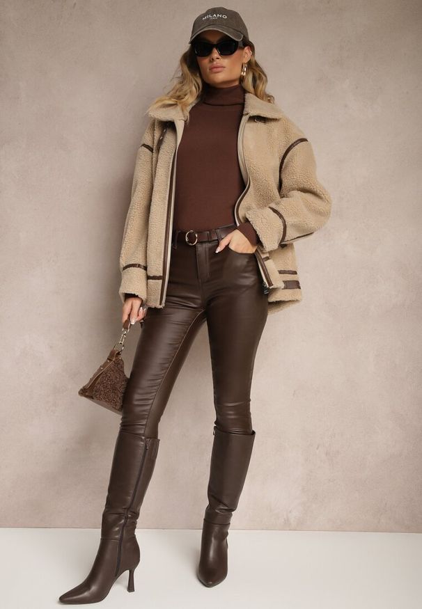 Renee - Beżowa Futerkowa Kurtka o Kroju Oversize z Wysokim Kołnierzem z Paskiem z Klamerką Toriara. Okazja: na spacer, na co dzień. Kolor: beżowy. Długość: długie. Styl: wizytowy, casual, elegancki