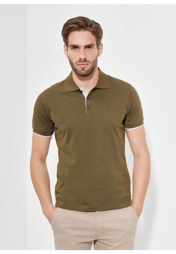 Ochnik - Koszulka polo męska w kolorze khaki. Typ kołnierza: polo. Kolor: zielony. Materiał: bawełna. Długość rękawa: krótki rękaw. Długość: krótkie