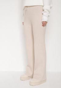 Born2be - Jasnobeżowe Prążkowane Spodnie z Wełną o Szerokim Kroju z Wysokim Stanem Reinnia. Okazja: na co dzień. Stan: podwyższony. Kolor: beżowy. Materiał: prążkowany, wełna. Styl: casual #1