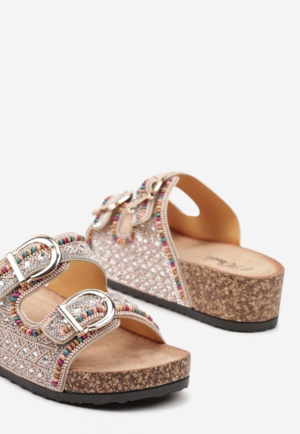 Renee - Beżowe Płaskie Klapki na Korkowej Podeszwie z Ozdobnymi Klamrami i Koralikami Tinalins. Kolor: beżowy. Sezon: lato. Obcas: na obcasie. Wysokość obcasa: niski