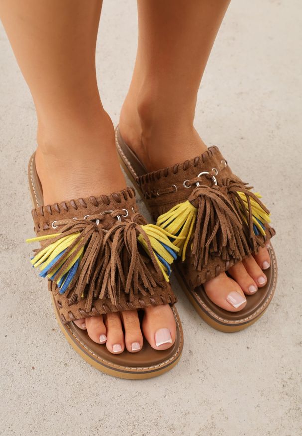 Renee - Brązowe Klapki VICES na Płaskiej Podeszwie w Stylu Boho z Frędzlami Averathla. Okazja: na co dzień. Kolor: brązowy. Materiał: denim, len. Wzór: aplikacja. Sezon: lato. Obcas: na płaskiej podeszwie. Styl: boho