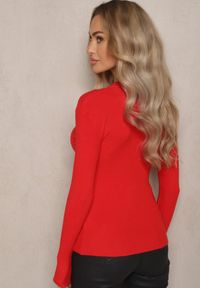 Renee - Czerwony Prążkowany Sweter z Bawełną Ozdobiony Cyrkoniami Romilea. Okazja: na imprezę, na co dzień. Kolor: czerwony. Materiał: bawełna, prążkowany. Długość rękawa: długi rękaw. Długość: długie. Wzór: aplikacja. Styl: klasyczny, casual, elegancki #4