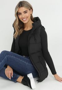 Born2be - Czarna Kamizelka Pikowana z Kapturem Destica. Typ kołnierza: kaptur. Kolor: czarny. Materiał: materiał. Długość rękawa: bez rękawów. Sezon: jesień, wiosna. Styl: klasyczny #2