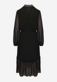 Born2be - Czarna Sukienka z Gumką w Talii Ozdobiona Aplikacjami przy Dekolcie Lilirae. Kolor: czarny. Wzór: aplikacja. Sezon: lato, wiosna. Styl: elegancki #9