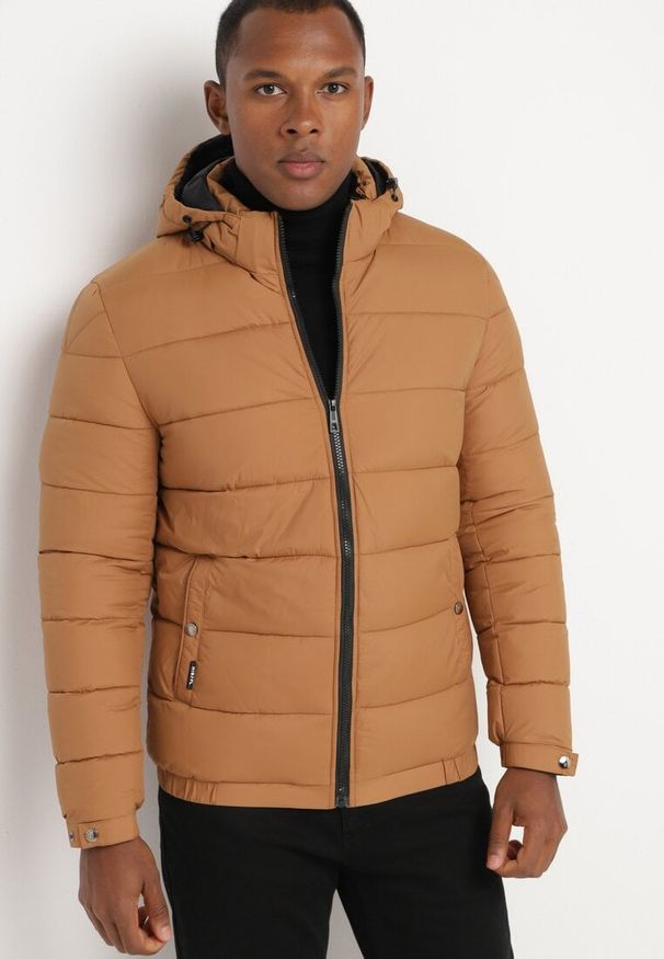 Born2be - Jasnobrązowa Pikowana Kurtka o Prostym Kroju z Odpinanym Kapturem Tilida. Okazja: na co dzień. Kolor: brązowy. Materiał: tkanina, jeans, materiał. Sezon: zima. Styl: casual, elegancki